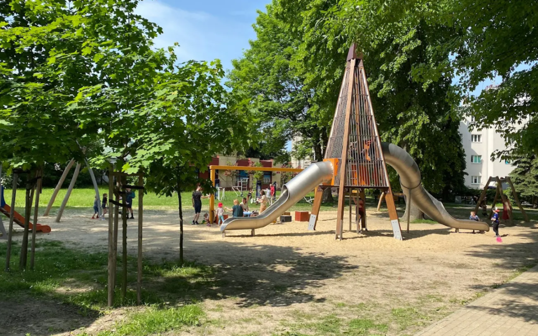 PARK MIEJSKI Z PLACEM ZABAW W RZESZOWIE