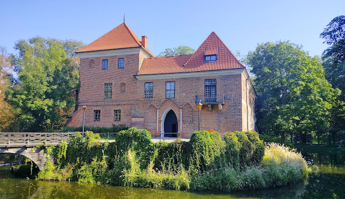 ZAMEK I MUZEUM W OPOROWIE