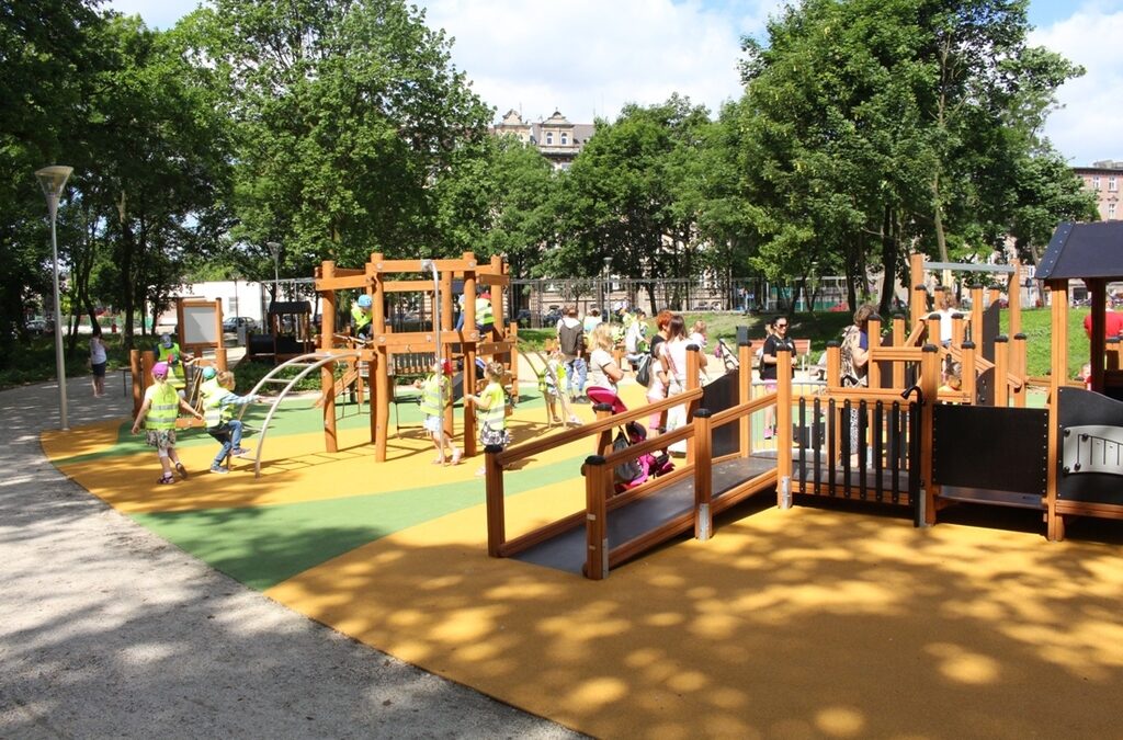 PARK KOŚCIUSZKI W GNIEZNIE Z PLACEM ZABAW