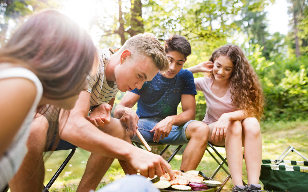 Kolonie dla 13 latków: jak wybrać super wakacje dla wczesnego nastolatka?