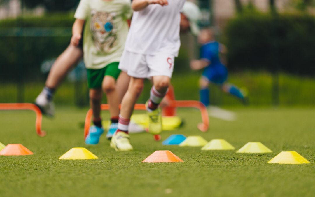 Sportowe pasje rozbudzone na letnim obozie – jak kontynuować je w ciągu roku?